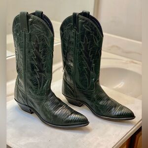 Vintage Code West women’s Size 8M good condition clean interior great bottom